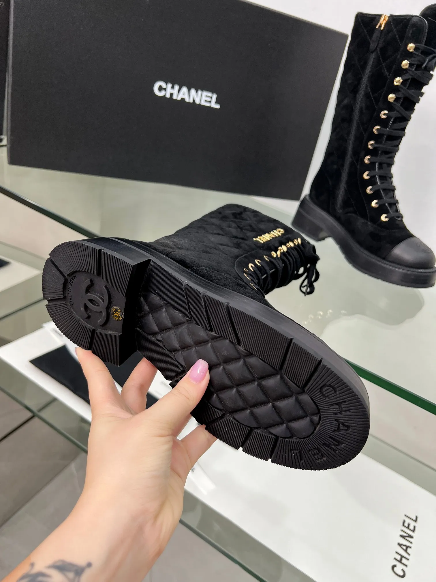 👟👟Ex-factory price 840👟👟 2025CHANEL I finally own this pair of Chanel diamond boots💫 Classic diamond pattern with black and white color, fashionable and high-end, and the thick sole is super stable for walking~ It instantly turns into a fashionable and cool cover when you put it on. Who knows the charm of Fragrant Grandma? When I was asked about the link while shopping, I was so happy🥳 Fabric: sheepskin, cow suede Lining: sheepskin Color: black white apricot Code number: 5-40 (41 customized)